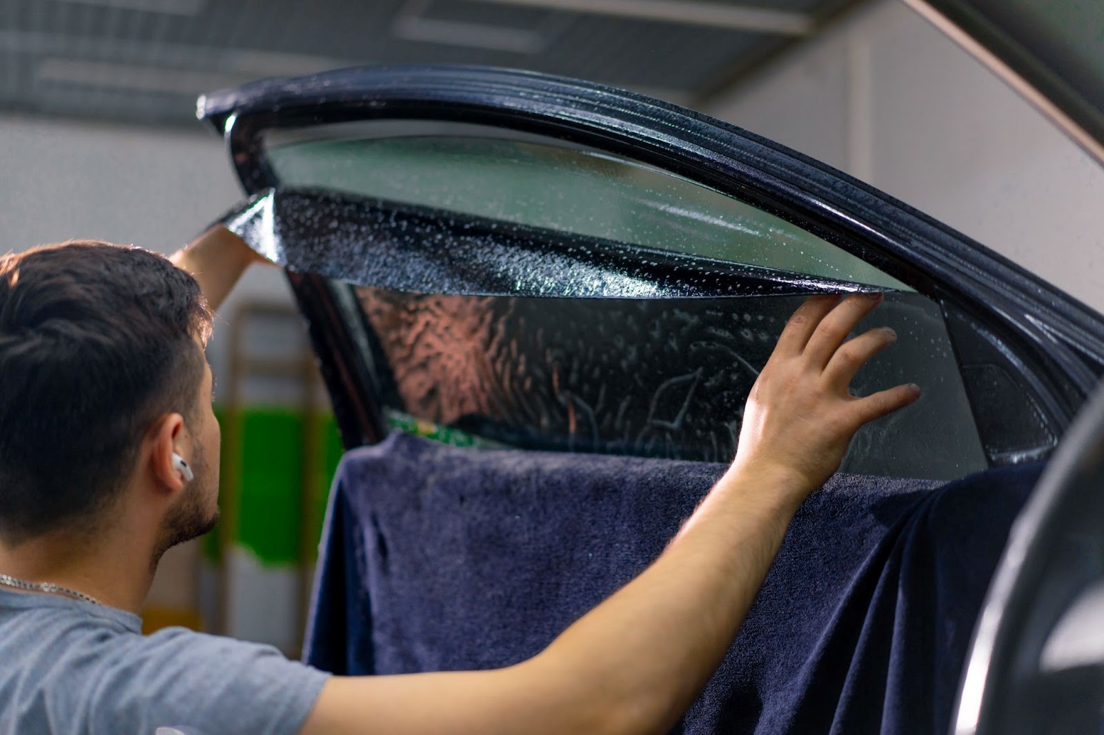 Comment retirer le film teinté des vitres de voiture